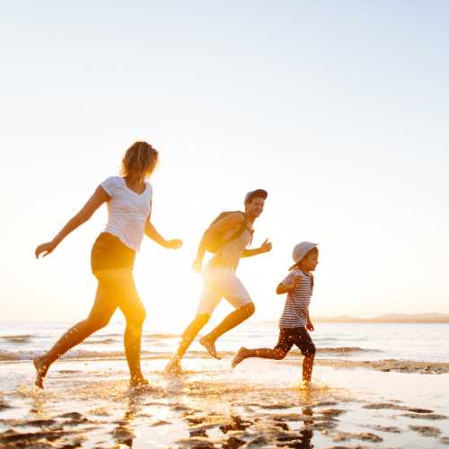 Worried couple discussing estate plans, reflecting the urgency to Avoid Delay for Writing a Will with help from Trusted Will Writing, Shoreham-by-Sea.